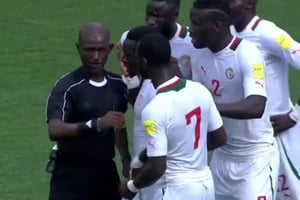 L’arbitre Stephen Lamptey siffle un penalty contesté lors du match Afrique du Sud – Sénégal le 12 novembre 2016 © Capture d’écran Dailymotion