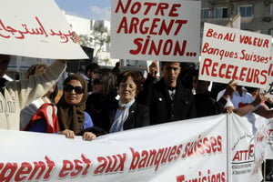 Des Tunisiens manifestent le 23 mars 2011 devant l’ambassade suisse à Tunis pour réclamer le retour en Tunisie des biens mal acquis du clan Ben Ali. © Hassene Dridi/AP/SIPA
