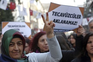 Dans une manifestation contre le projet de loi sur les agressions sexuelles sur mineurs, à Ankara, en Turquie, le 19 novembre 2016. © Burhan Ozbilici/AP/SIPA