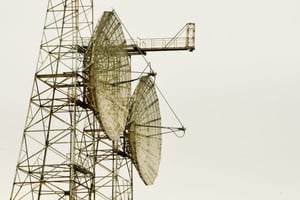 Infrastructures de télécommunications de la ville de Kribi. © Renaud VAN DER MEEREN pour Les Editons du Jaguar