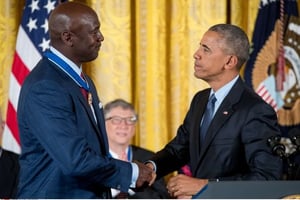 Le président Obama et Michael Jordan se serrent la main à la Maison-Blanche le 22 novembre 2016. © Andrew Harnik/AP/SIPA