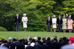De g. à dr. : l’empereur Akihito et son épouse, Michiko ; le prince Naruhito et son épouse, Masako	; le prince Fumihito, son épouse, Kiko, et leur fille aînée, la princesse Mako, dans les jardins du palais, à Tokyo, le 27 avril. © Shizuo Kambayashi/AFP