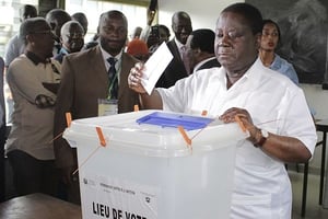 L’ancien Président Henri Konan Bedié vote lors du référendum sur la nouvelle Constitution, le 30 octobre 2016. © Diomande Ble Blonde/AP/SIPA