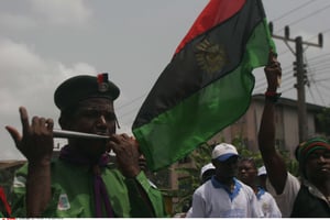 Un homme joue de la flûte lors du jour de la commémoration de la sécession ratée du Biafra le 29 février 2012. © Jon Gambrell/AP/SIPA