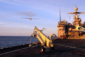 Décollage d’un drone ScanEagle américain d’une base militaire dans l’océan Pacifique, le 25 février 2011. © Joseph M. Buliavac, U.S Navy/Wikimedia Commons