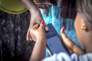 L’organisation des scrutins s’appuie sur des technologies toujours plus modernes, comme ici en Ouganda, en février. © Jiro OSE/REDUX-REA