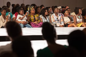 Au premier rang d’un défilé, pendant l’African Fashion Week, organisée à Lagos, au Nigeria, le 18 mai 2014. © Gwenn DUBOURTHOUMIEU / Jeune Afrique