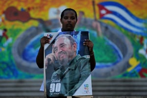 Une femme tient un portrait de Fidel Castro, en hommage au père de la Révolution cubaine au lendemain de sa mort, le 26 novembre 2016 à La Havane. © AFP