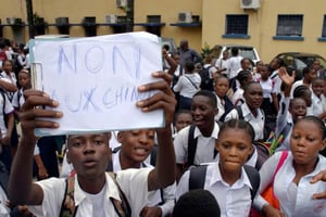 Des collégiens manifestent contre la cession d’un bout du terrain de sport de leur école à l’ambassade de Chine, le 28 novembre 2016 à Kinshasa. © Marc Jourdier/AFP