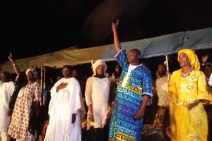 Adama Barrow (en bleu), candidat de la coalition de l’opposition, le 28 novembre à Bundung, près de Banjul. © Benjamin Roger/Jeune Afrique