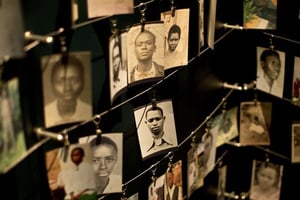 Photos de victimes du génocide au Mémorial de Kigali. © Ben Curtis/AP/SIPA