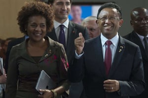 Le président de Madagascar Hery Rajaonarimampianina et Michaelle Jean, secrétaire générale de l’OIF, le 27 novembre 2016 à Antananarivo. © Adrian Wyld/AP/SIPA