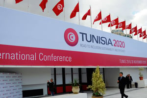 Devant le Palais de congrès de Tunis, où a eu lieu la conférence internationale sur l’investissement les 29 et 30 novembre 2016. © Hassene Dridi/AP/SIPA