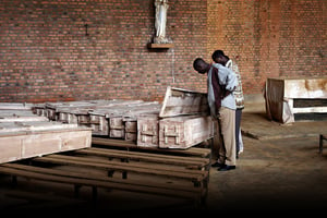 Pendant le génocide, des milliers de personnes ont été exterminées dans l’église de Nyamata. © Sven Torfinn/PANOS-REA