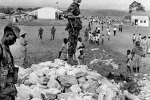 Un soldat portugais surveille le village de Carmona, dans le nord de l’Angola, en novembre 1963. © AP/SIPA