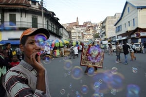 Dans les rues d’Antananarivo, en 2010. © Themba Hadebe/AP/SIPA