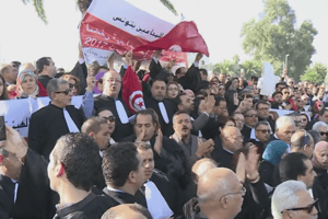 Près de 200 avocats ont manifesté le 23 novembre 2016 devant le Parlement à Tunis pour protester contre le projet de budget 2017. © Capture d’écran/AFP/Youtube