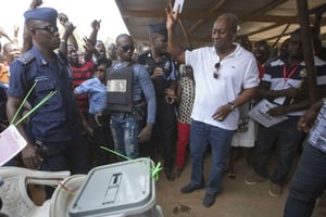 Le président ghanéen John Dramani Mahama vote à Bole mercredi 7 décembre. © Sunday Alamba/AP/SIPA