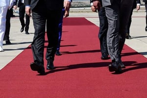 François Hollande et Mohammed VI à l’aéroport de Tanger, en 2015. © Alain Jocard/AP/SIPA