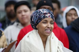 Ilhan Omar, élue parlementaire à la Chambre des représentants du Minnesota, d’origine somalienne et de confession musulmane,, lors d’un rassemblement à Minneapolis, le 29 novembre 2016. © Jim Mone/AP/SIPA