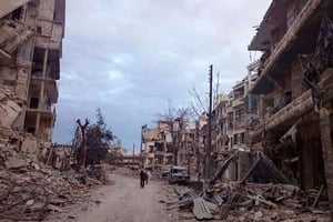 Un homme marche au milieu des ruines dans le quartier de Al-Masshad, dans l’est d’Alep, le 8 décembre 2016. © AP/SIPA