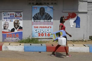 A Accra, une femme pose des affiches de campagne d’un des candidats à l’élection présidentielle ghanéenne du 8 décembre 2016, Nana Akufo-Addo. © Sunday Alamba/AP/SIPA