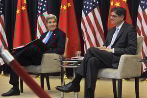 Les secrétaires d’État aux Affaires étrangères et au Trésor, John Kerry et Jack Lew, en 2013, à Washington. © Département du Trésor américain/CC/Flickr
