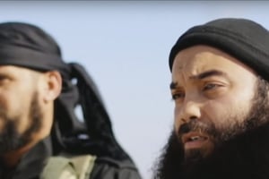 Boubaker El Hakim (à droite) dans une vidéo de propagande mise en ligne par l’État islamique le 18 décembre 2014. © Capture d’écran/France24/YouTube