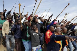 Des mineurs chantent pour commémorer les victimes du massacre de Marikana, quatre ans après, le 16 août 2016, à Rustenburg, dans le nord ouest de l’Afrique du Sud. © Themba Hadebe/AP/SIPA