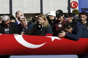 Les proches des 30 policiers tués dans dans les deux explosions près du stade de Besiktas, à Istanbul, le 11 décembre. © Emrah Gurel/AP/SIPA