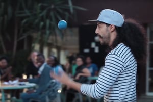Un jongleur de rue au Maroc. Extrait de la vidéo de campagne de l’association Racines pour « le libre accès de l’espace public par les citoyens ». © Capture d’écran / Association Racines / Youtube