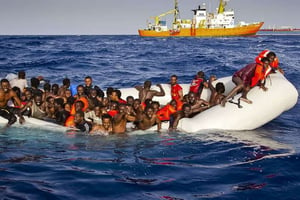 Des migrants en train de traverser la Méditerranée appellent à l’aide, le 17 avril 2016. © Patrick Bar/AP/SIPA