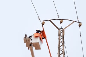 Opération de maintenance sur le réseau d’Electricity Company of Ghana, qui subit de lourdes pertes financières. © ECG