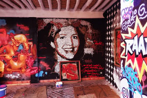 Des locaux où les artistes n’hésitent pas à laisser leur trace, dont cet hommage de Sun7 à Leïla Alaoui. © nicolas michel pour ja