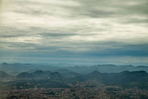 Vue aérienne de Yaoundé et ses environs. © Andrew Harnik/AP/SIPA