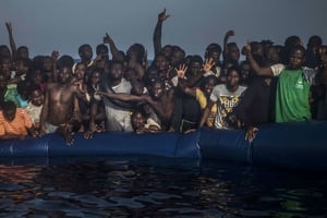 Des migrants africains sur une embarcation  de fortune au large de la Libye, le 10 septembre 2016. © Santi Palacios/AP/SIPA
