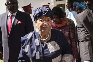 Ellen Johnson Sirleaf et Ernest Bai Koroma à Banjul, en Gambie, le 13 décembre 2016. © Sylvain Cherkaoui/AP/SIPA