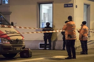 La police suisse sécurise les alentours d’un centre de prière musulman, à Zurich, le 19 décembre 2016. © Ennio Leanza/AP/SIPA