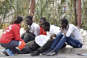 Des migrants subsahariens en discussion avec un responsable de la Croix rouge non loin de l’enclave espagnole de Ceuta le 9 décembre 2016. © Jose Antonio Sempere/AP/SIPA
