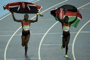 Le drapeau Kényan aura flotté sur l’athlétisme durant les JO 2016. Ici Vivian Cheruiyot après sa victoire lors du 5000 m et Hellen Obiri, troisième. © Dmitri Lovetsky/AP/SIPA