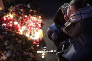 Deux femmes se recueillent en hommage aux victimes de l’attentat de Berlin qui a fait 12 morts et une cinquantaine de blessés, le 20 décembre 2016. © Markus Schreiber/AP/SIPA