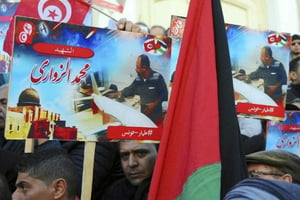 Des Tunisiens manifestent le 20  décembre 2016 pour protester contre l’assassinat de Mohamed Zouari, Tunisien en charge du programme de développement des drones au sein de l’organisation palestinienne Hamas, selon cette dernière. © Hassene Dridi/AP/SIPA