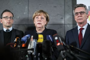 La chancelière Angela Merkel aux côtés du ministre allemand de l’Intérieur et du ministre de la Défense le 22 décembre 2016. © Michael Kappeler/AP/SIPA