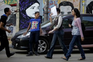 Deux égyptiennes suivies par deux jeunes hommes près de la place Tahrir le 9 mai 2013. © Amr Nabil/AP/SIPA