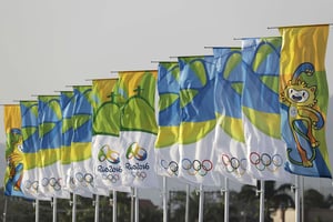 Les drapeaux des JO 2016 flottent sur Rio, symbole de la belle année des sportifs africains. © Alastair Grant/AP/SIPA