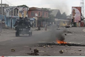Des policiers en patrouille à Kinshasa où des violences ont éclaté alors que s’achève le mandat de Joseph Kabila, le 20 décembre 2016. © John bompengo/AP/SIPA