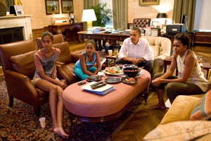 La famille Obama regardant un match de football, à la Maison-Blanche,le 17 juillet 2011. © Pete Souza/The White House