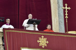 Le pape François adresse son message traditionnel de Noël « Urbi et orbi », au Vatican, le 25 décembre 2016. © AFP/ANDREAS SOLARO