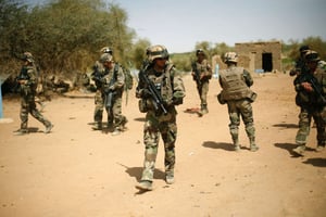 Des soldats français à Gao, dans le nord du Mali, le 12 avril 2016. © Jerome Delay/AP/SIPA