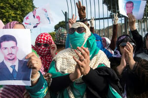 Manifestation devant le tribunal de Salé, près de Rabat, le 26 décembre 2016, en soutien aux 25 Sahraouis accusés d’assassinat de membres des forces de l’ordre marocains. © Fadel Senna/AFP